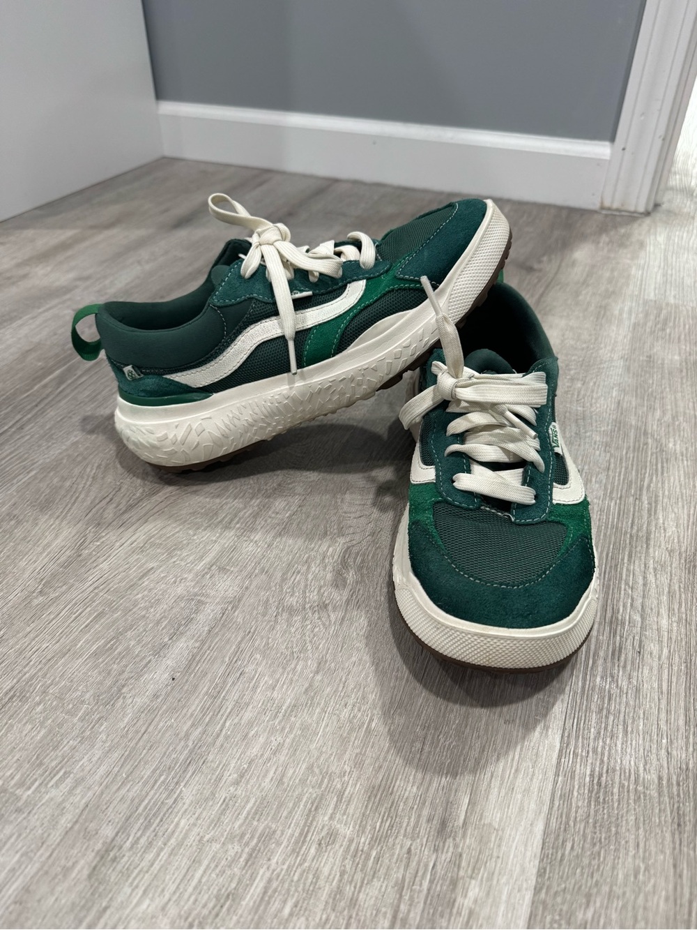Women’s Size 9.5 ULTRARANGE Vans Sneaker